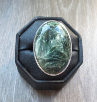 Zilveren ring gezet met brede ovale Seraphiniet maat 17.3 mm